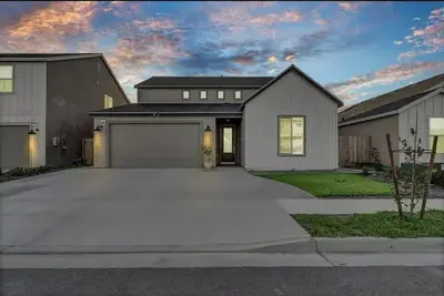 Image de Joyhouse-Ev + 2 Kitchens, 2 Washers, 2 Dryers, 2 Living Rooms · 40min to Sequoia