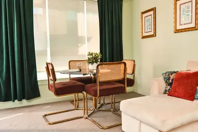 Image de 2-bedroom oasis in vibrant Capitol Hill - fitness room, WiFi & Ac