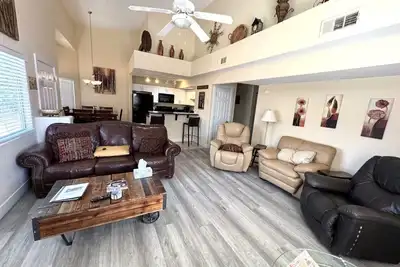 Image de Bright & Spacious 2 Story Condo