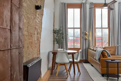 Image de Charming 1-bed loft apartment on Historic C-Street in Springfield with WiFi, Ac