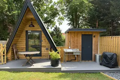 Image de Dog-Friendly Woodland Hideaway: A Quirky, Romantic Escape with Hot Tub