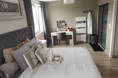 Image de maison confortable et idéalement située, parfaite\npour les séjours en famille.