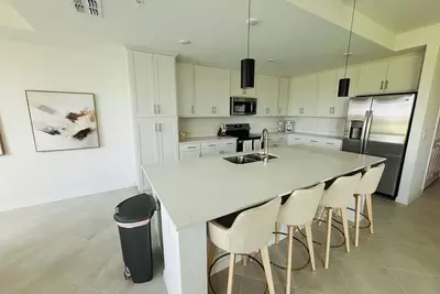 Image de Tee Times and Sunshine- Brand New 1st floor condo gated community in Wpgcc