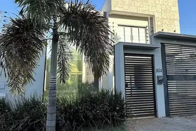 Image de Cozy house with pool and hot tub.