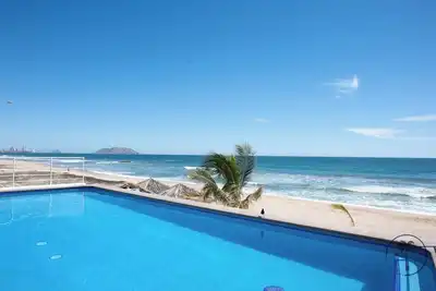 Image de Bright & Spacious Apartment with Ocean Glimpses!