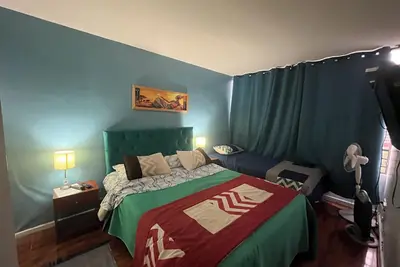 Image de Comfortable 1 bedroom apartment Half a block from Sta Lucia subway station.