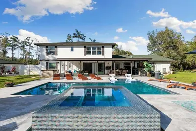 Image de Luxurious 7-bedroom villa with pool/spa and pickleball court in fabulous Naples