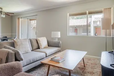 Image de Blueground | Campbell, pool, nr Campbell Park