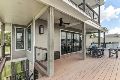 Image de Beautiful spacious 4 bedroom house on the lake. Gorgeous pool and amazing views!