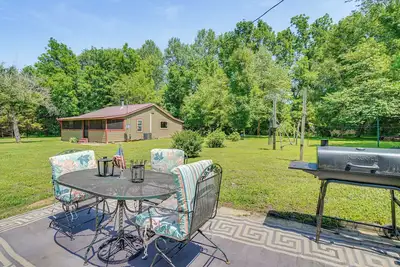 Image de Riverfront Cabin - 6 Mi to Great Smoky Mtns Np!