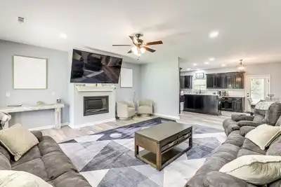 Image de 11 Mi to Troy University: Family Home w/ Yard