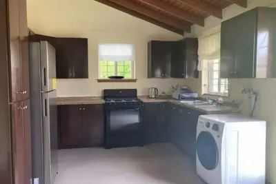 Image de Modern Comfort Meets Outdoor Charm – Entire House with Lawn