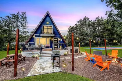 Image de Pickleball + Hot Tub | Luxe A-Frame Escape