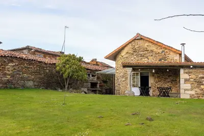 Image de Casa de alquiler  íntegro  en un entorno rural con acceso  a un río