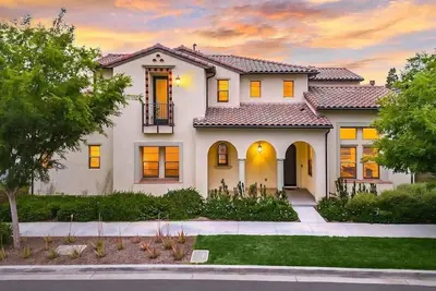 Image de @ Marbella Lane - Sleek 1br in Prime Irvine Area