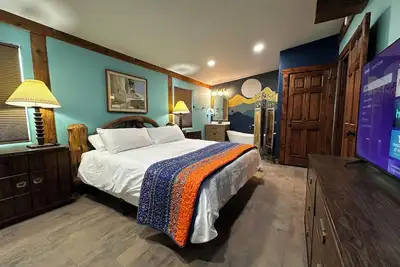 Image de Enjoy this 2 bedroom attached unit  with an amazing master suite. (Note:  This is one of two units on the same property with a shared parking area. )