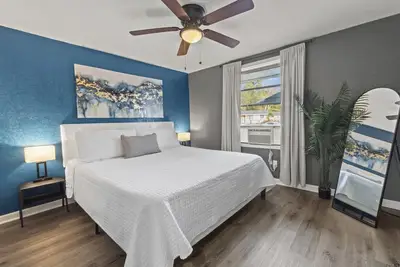 Image de Cozy King Suite, wheelchair accessible, Fast WiFi