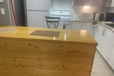 Image de Three bedroom apt 7 minutes downtown 17mins airport