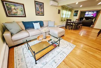 Image de <2mi to UAlbany+Private Driveway+600mbwfh+SmartHome+Kid-Friendly+Backyard Movies