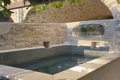 Image de Villa Pretty est une maison de village, charmante avec son bassin.