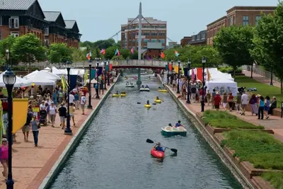 Image de Spacious 4br Home • Free Parking • W/D • Work Desk • 5 Mins to Downtown