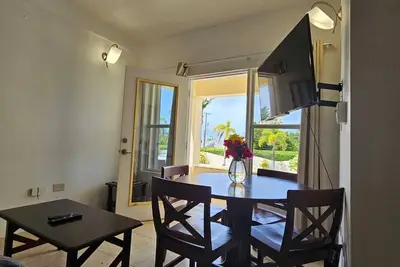 Image de Spacious Ocean-View 2-Bedroom Apartment with Full Kitchen & Balcony