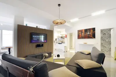 Image de Stylish city apartment for up to 8 people, 5 minutes walk to the subway.