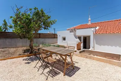 Image de Sweet 2 Bdr House With Patio by LovelyStay