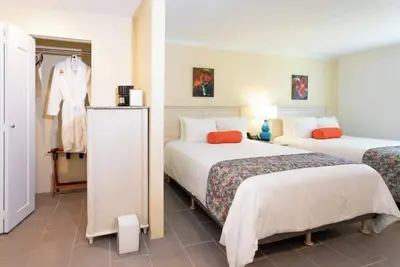 Image de Skyline Strolls | 3 Queen Rooms + Art, Culture & Cafes