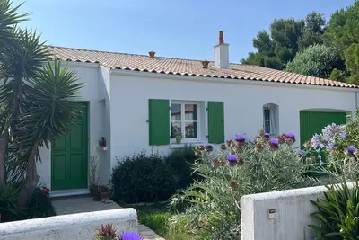 Image de Maison arborée style Ré à 50m du bord de mer