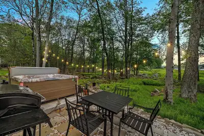 Image de Modern Lake View | Firepit, Hot Tub, Lake Views!