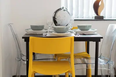 Image de 2 Bed Home near Airport with 6 Separate Beds, Parking, Netflix and a garden.