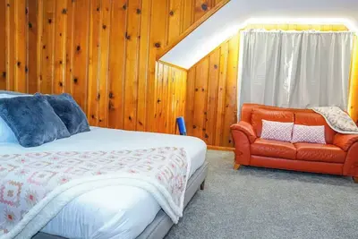 Image de Family-Friendly 4br – Spacious, Comfortable & Work-Ready