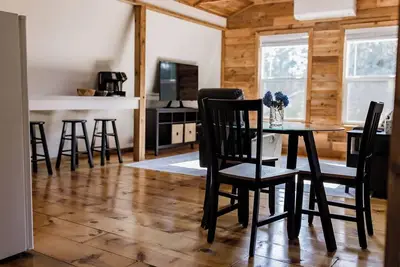 Image de Cozy 1-bedroom apartment with WiFi, parking, and keyboard in a peaceful setting.