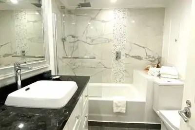 Image de Spacious 2 bedroom 2 bathroom sleeps 5, pool, tennis, beach, WiFi Gb107