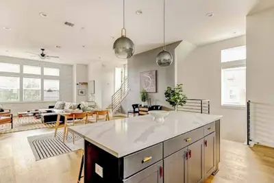 Image de Pet friendly 3 bedroom Townhome in EaDo-Houston sleeps up to 9 w/ Private Garage