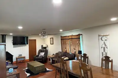 Image de Charming 4-bedroom farmhouse built in 1936. Has WiFi and Ac in Enid!