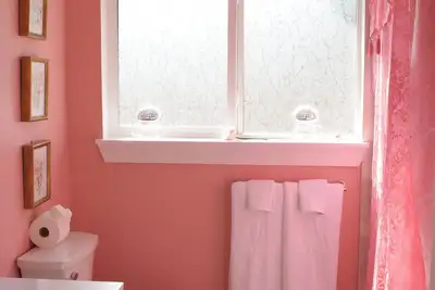 Image de Disco House - Pool & Pickleball Court for the perfect getaway in the city