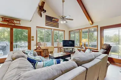 Image de Relaxing lakeside retreat with boathouse, dock, deck, firepit and screened porch