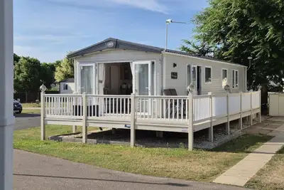 Image de Modern 6 berth caravan with decking at Cherry Tree Park in Norfolk ref 70718c