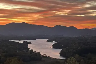 Image de Stunning Home with large deck, hot tub and stunning mountain and lake views