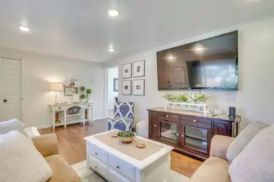 Image de 1 Mi to Main Street Vernal: Updated Home w/ Yard!