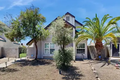 Image de Bright home w/ large yard, sparkling pool, firepit & grill - plus work desk