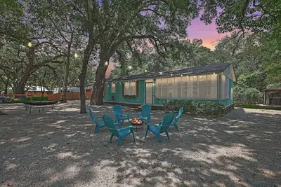 Image de 3-bedroom house, in Bonneau Beach with WiFi, Hvac, hottub & lake beach access!