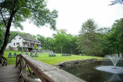 Image de Vintage farmhouse with modern, high-end finishes