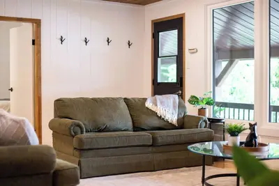 Image de Red Berry Lodge - Waterfront & Pet Friendly!