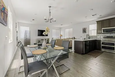 Image de 3 Bedrooms 3 Baths New Build House In Chandler W/ Community Pool & Hot Tub