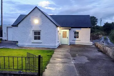 Image de Peaceful Country Cottage, 3 minute walk to Hollygrove Lake.