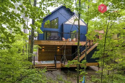 Image de Le Bellevue à Portneuf | Spa privé, Tv 65\", Sonos, Piscine, Sauna, Billiards