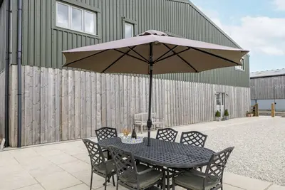 Image de The Hayloft, pet friendly, with a garden in Calne
